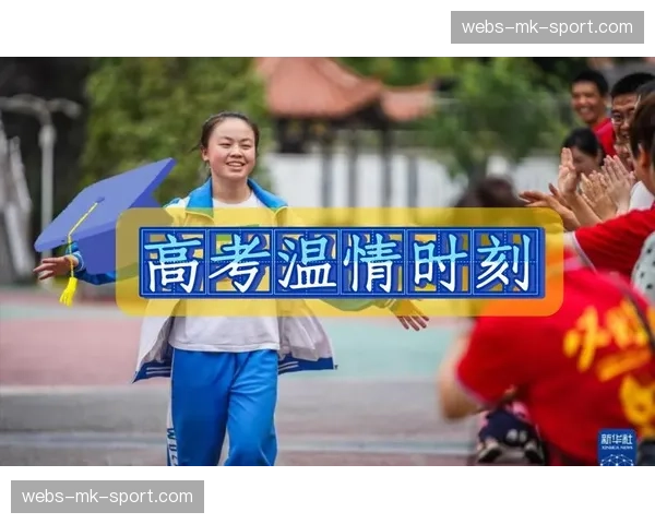 温情时刻：阿克进球后掀起球衣，展示写给新生女儿的文字