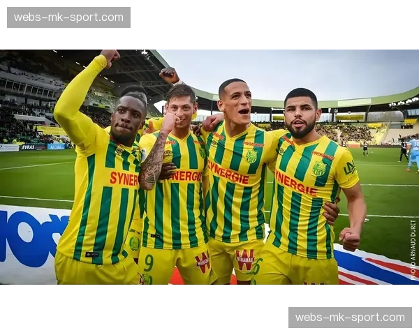 南特与兰斯比赛因场外疑似危险物品被中断半小时，后确认安全恢复