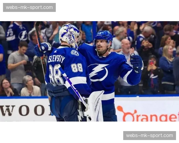 突发:坦帕湾闪电与纽约游骑兵比赛因冰面破损暂停长达40分钟 突发:坦帕湾闪电与纽约游骑兵比赛因冰面破损暂停长达40分钟