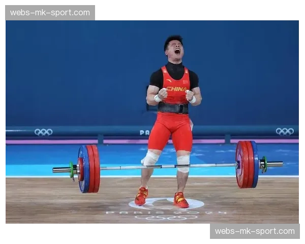 抓举破纪录瞬间全场起立鼓掌,中国老将李发彬挥拳怒吼释放压力 抓举破纪录瞬间全场起立鼓掌,中国老将李发彬挥拳怒吼释放压力